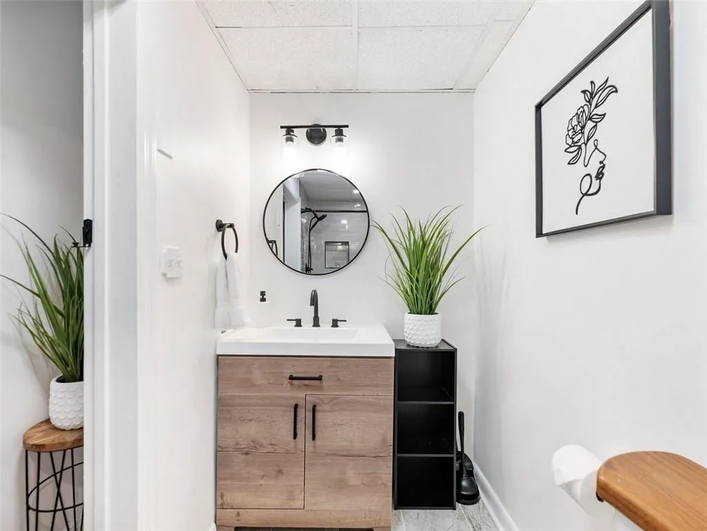 Full bath ensuite for bedroom 2