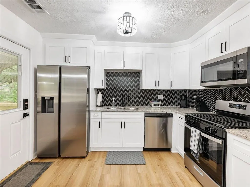 Stainless appliances, granite counters and gas ran