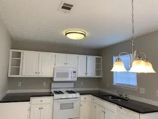 4025 Robin Circle, Atlanta, Georgia 30349, 3 Bedrooms Bedrooms, ,2 BathroomsBathrooms,Residential,Sold,4025 Robin Circle,6762334