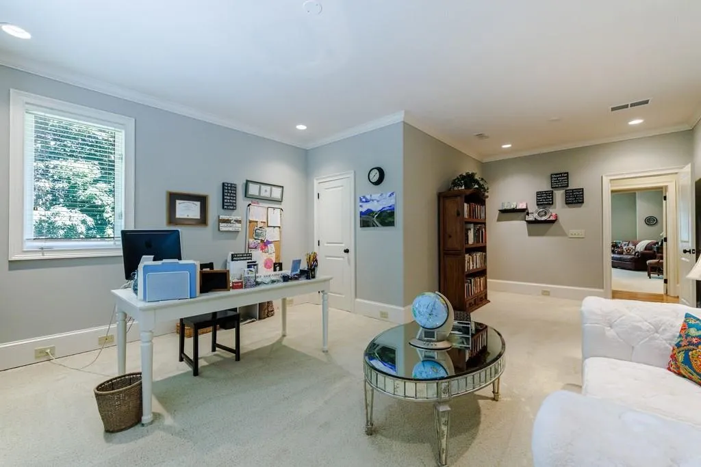 Office/Flex space upper level with walk in closet