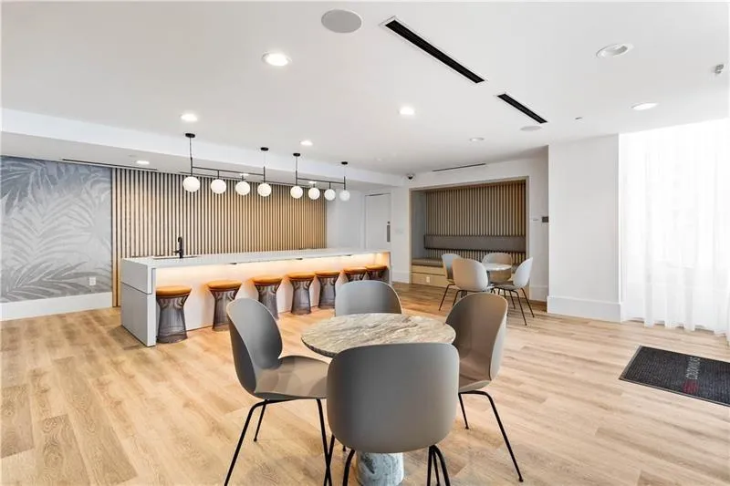 3324 Peachtree Road Ne Unit 2518, Atlanta, Georgia 30326, 2 Bedrooms Bedrooms, ,2 BathroomsBathrooms,Residential,For Sale,3324 Peachtree Road Ne Unit 2518,7647771