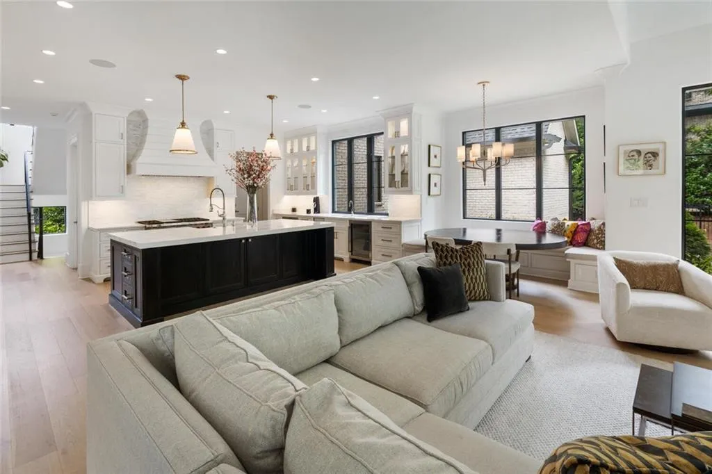 4555 Mystic Drive, Atlanta, Georgia 30342, 6 Bedrooms Bedrooms, ,6 BathroomsBathrooms,Residential,Sold,4555 Mystic Drive,6894606