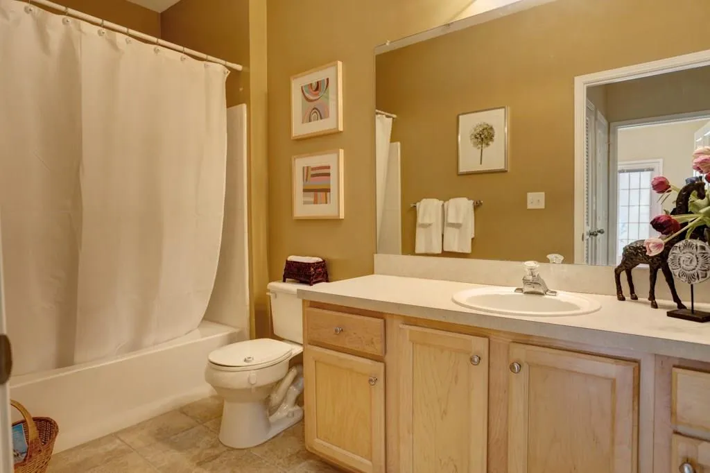 5641 Roswell Road Unit 305, Sandy Springs, Georgia 30342, 2 Bedrooms Bedrooms, ,2 BathroomsBathrooms,Residential,Sold,5641 Roswell Road Unit 305,5686315