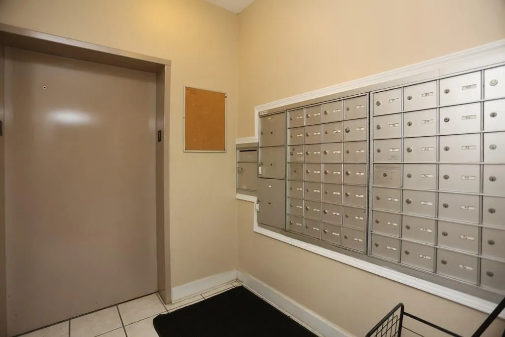 5641 Roswell Road Unit 305, Sandy Springs, Georgia 30342, 2 Bedrooms Bedrooms, ,2 BathroomsBathrooms,Residential,Sold,5641 Roswell Road Unit 305,5686315