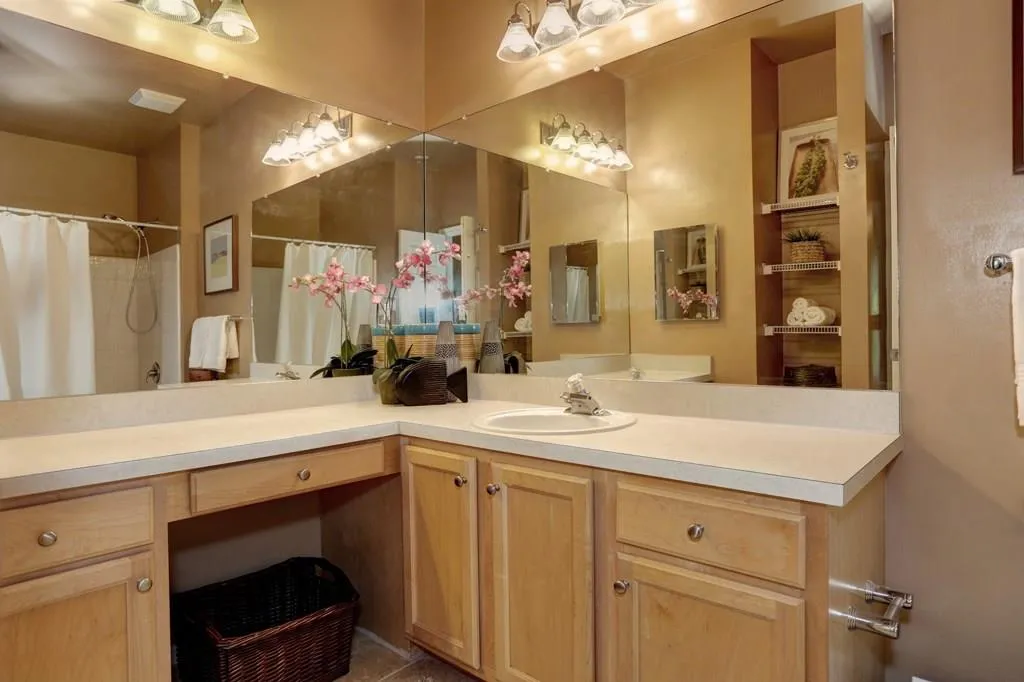 5641 Roswell Road Unit 305, Sandy Springs, Georgia 30342, 2 Bedrooms Bedrooms, ,2 BathroomsBathrooms,Residential,Sold,5641 Roswell Road Unit 305,5686315