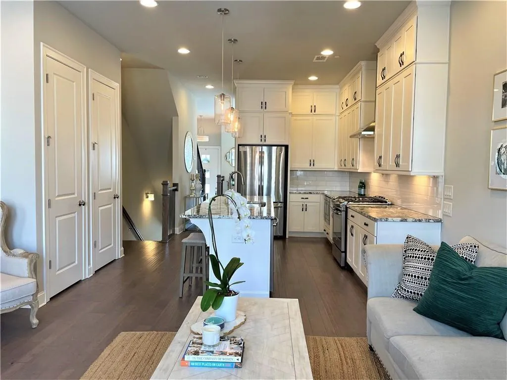 4743 Roswell Road, Atlanta, Georgia 30342, 2 Bedrooms Bedrooms, ,2 BathroomsBathrooms,Residential,Sold,4743 Roswell Road,7508207