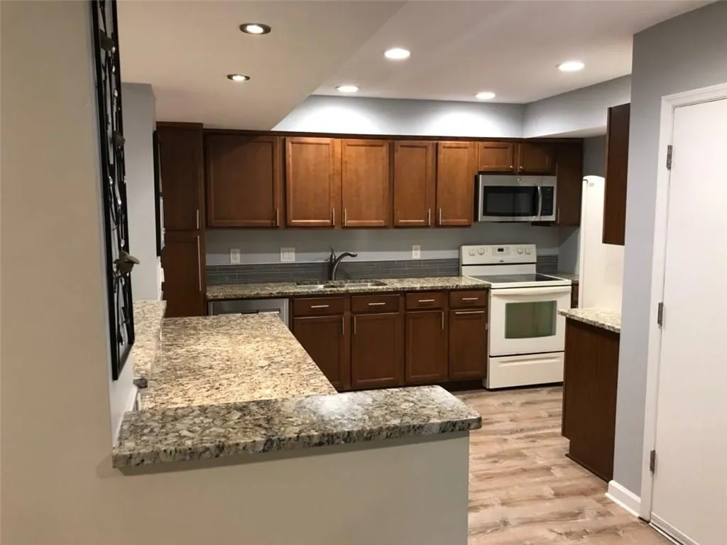 6851 Roswell Road Unit H16, Atlanta, Georgia 30328, 3 Bedrooms Bedrooms, ,2 BathroomsBathrooms,Residential,Sold,6851 Roswell Road Unit H16,6082504