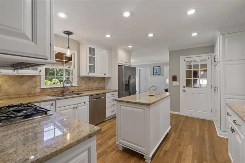 6915 Hunters Knoll, Sandy Springs, Georgia 30328, 4 Bedrooms Bedrooms, ,3 BathroomsBathrooms,Residential,Sold,6915 Hunters Knoll,7682555