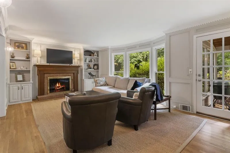 6915 Hunters Knoll, Sandy Springs, Georgia 30328, 4 Bedrooms Bedrooms, ,3 BathroomsBathrooms,Residential,Sold,6915 Hunters Knoll,7682555