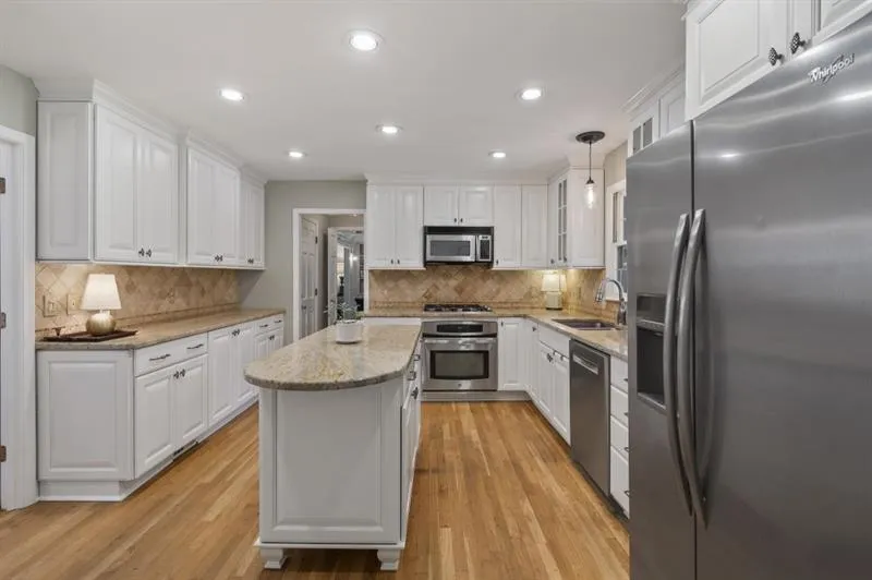 6915 Hunters Knoll, Sandy Springs, Georgia 30328, 4 Bedrooms Bedrooms, ,3 BathroomsBathrooms,Residential,Sold,6915 Hunters Knoll,7682555