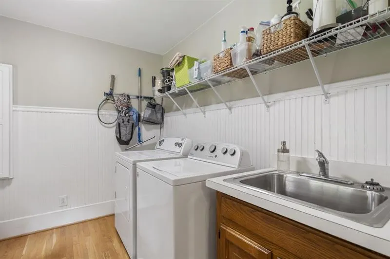 6915 Hunters Knoll, Sandy Springs, Georgia 30328, 4 Bedrooms Bedrooms, ,3 BathroomsBathrooms,Residential,Sold,6915 Hunters Knoll,7682555