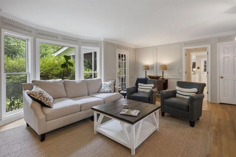 6915 Hunters Knoll, Sandy Springs, Georgia 30328, 4 Bedrooms Bedrooms, ,3 BathroomsBathrooms,Residential,Sold,6915 Hunters Knoll,7682555