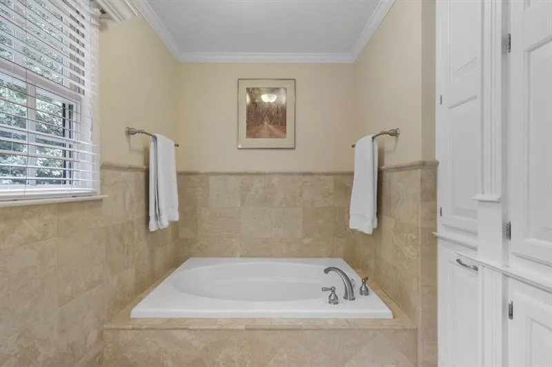 6915 Hunters Knoll, Sandy Springs, Georgia 30328, 4 Bedrooms Bedrooms, ,3 BathroomsBathrooms,Residential,Sold,6915 Hunters Knoll,7682555