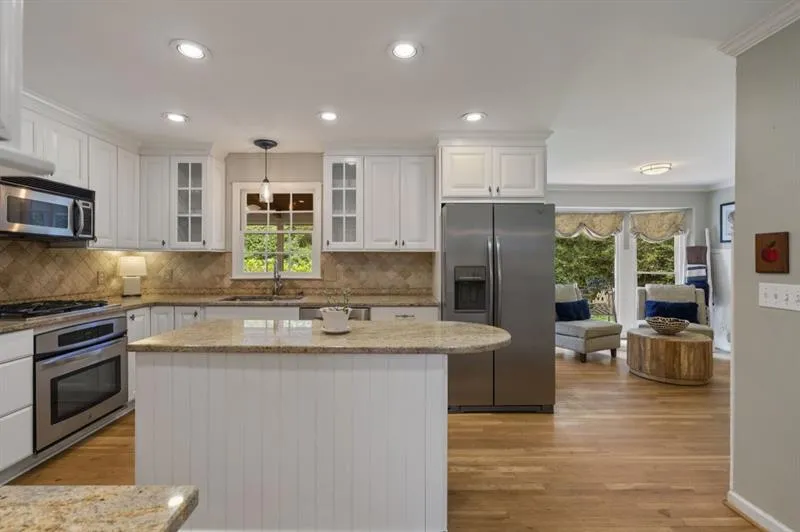 6915 Hunters Knoll, Sandy Springs, Georgia 30328, 4 Bedrooms Bedrooms, ,3 BathroomsBathrooms,Residential,Sold,6915 Hunters Knoll,7682555