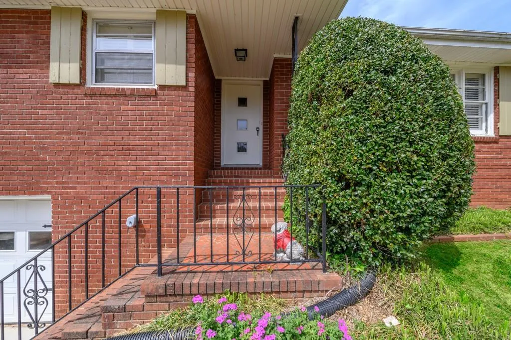 100 Osner Drive, Atlanta, Georgia 30342, 3 Bedrooms Bedrooms, ,2 BathroomsBathrooms,Residential,Sold,100 Osner Drive,6536859