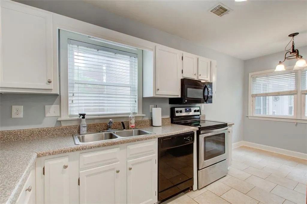 Kitchen and Breakfast Area