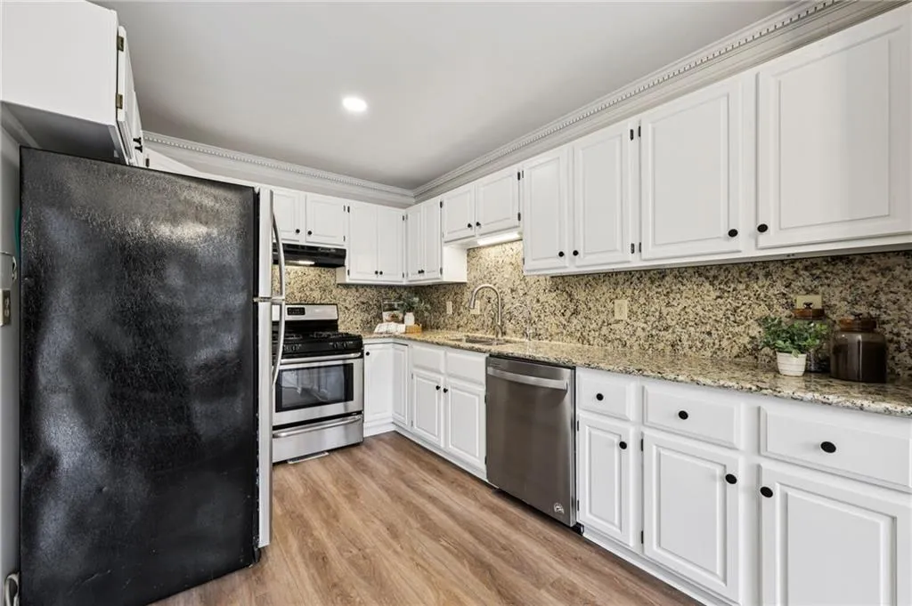 Granite counters and white cabinets!