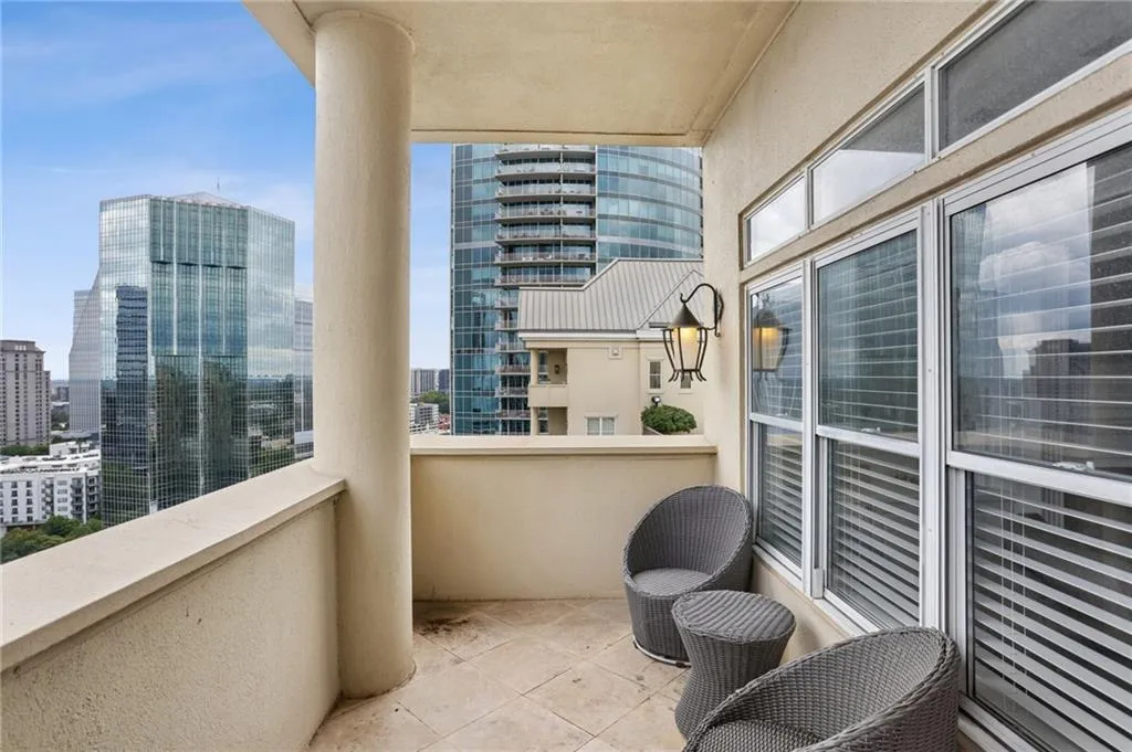 Upper LevelOff Living area