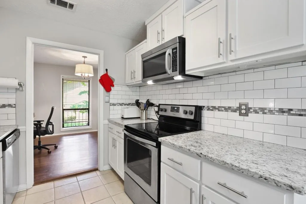 8740 Roswell Road Unit 2-g, Sandy Springs, Georgia 30350, 2 Bedrooms Bedrooms, ,2 BathroomsBathrooms,Residential,Sold,8740 Roswell Road Unit 2-g,6912686