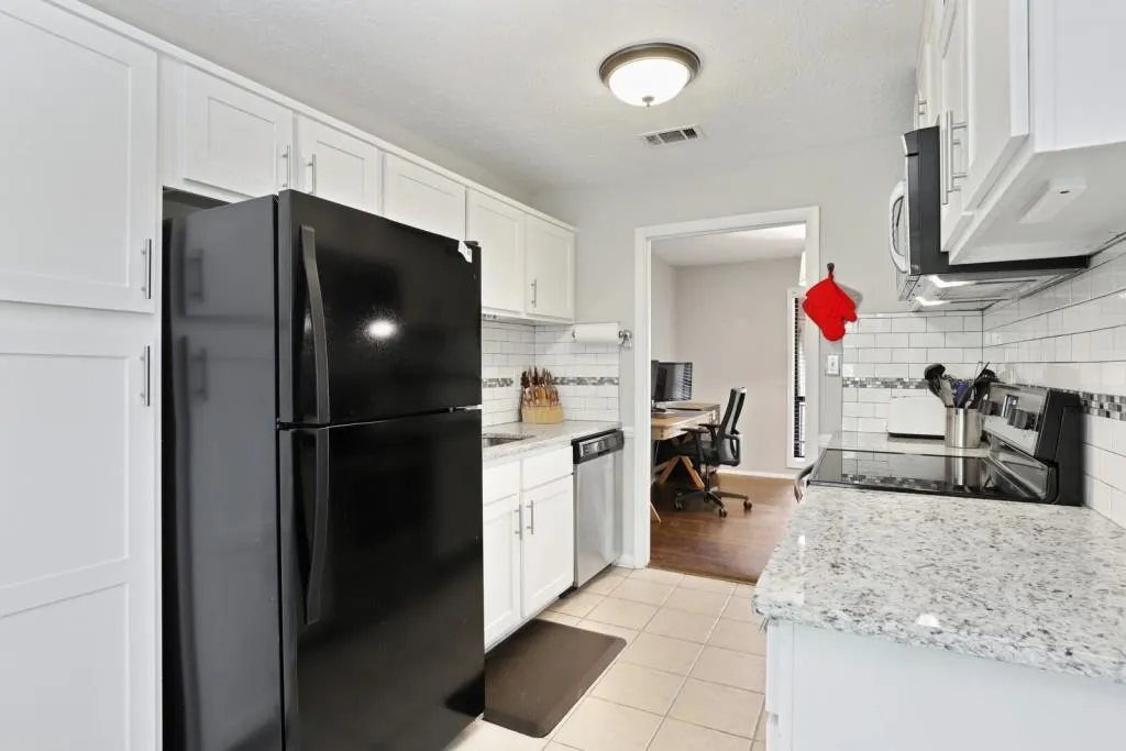 8740 Roswell Road Unit 2-g, Sandy Springs, Georgia 30350, 2 Bedrooms Bedrooms, ,2 BathroomsBathrooms,Residential,Sold,8740 Roswell Road Unit 2-g,6912686