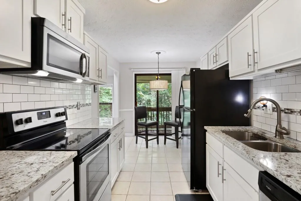 8740 Roswell Road Unit 2-g, Sandy Springs, Georgia 30350, 2 Bedrooms Bedrooms, ,2 BathroomsBathrooms,Residential,Sold,8740 Roswell Road Unit 2-g,6912686