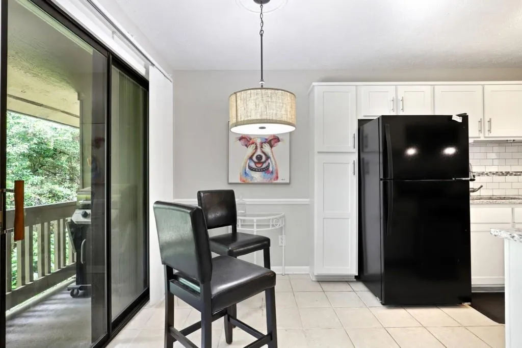 8740 Roswell Road Unit 2-g, Sandy Springs, Georgia 30350, 2 Bedrooms Bedrooms, ,2 BathroomsBathrooms,Residential,Sold,8740 Roswell Road Unit 2-g,6912686