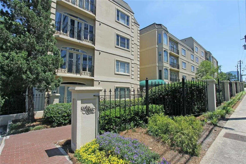 3638 Peachtree Road Ne Unit 402, Atlanta, Georgia 30319, 2 Bedrooms Bedrooms, ,2 BathroomsBathrooms,Residential,Sold,3638 Peachtree Road Ne Unit 402,5858640