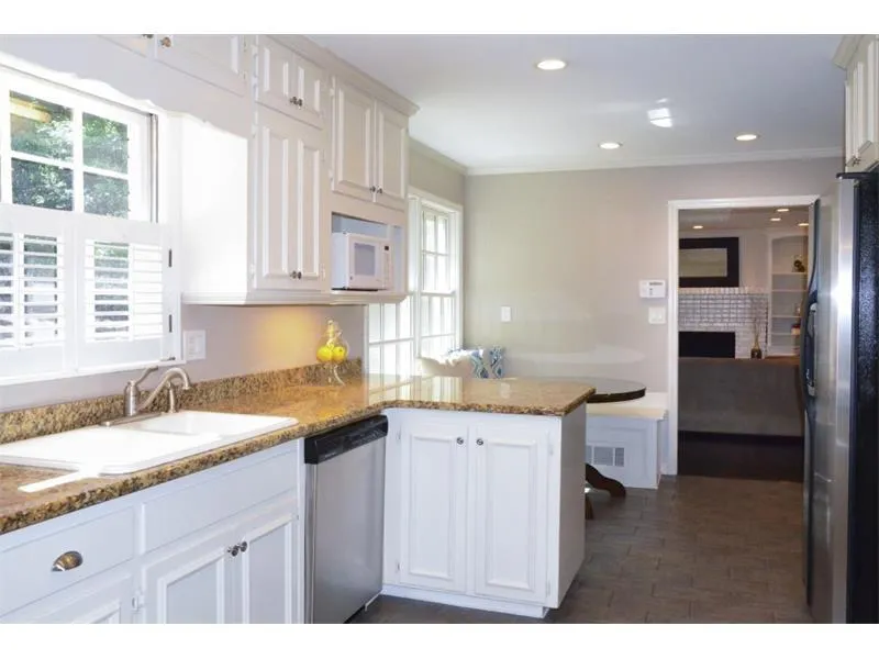 6265 River Shore Parkway, Sandy Springs, Georgia 30328, 4 Bedrooms Bedrooms, ,2 BathroomsBathrooms,Residential,Sold,6265 River Shore Parkway,5881860