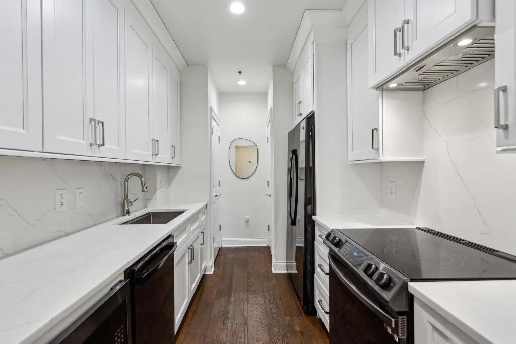 Atlanta, Georgia 30305, 2 Bedrooms Bedrooms, ,2 BathroomsBathrooms,Residential,For Sale,7619061