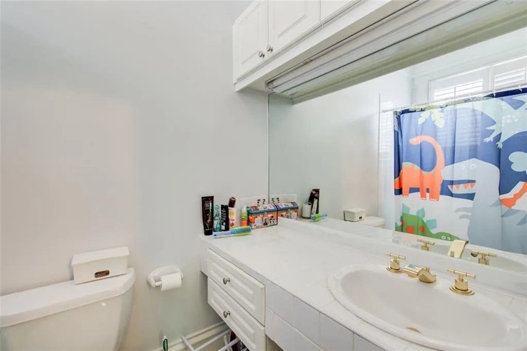 Upstairs En Suite Bath #3