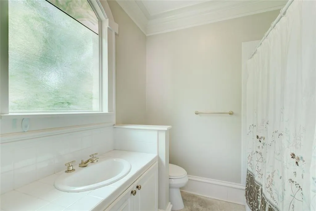 Upstairs En Suite Bath #2