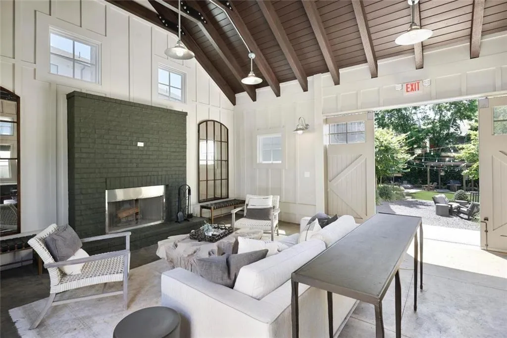 121 Chestnut Circle Ne, Atlanta, Georgia 30342, 2 Bedrooms Bedrooms, ,2 BathroomsBathrooms,Residential,For Sale,121 Chestnut Circle Ne,7663696
