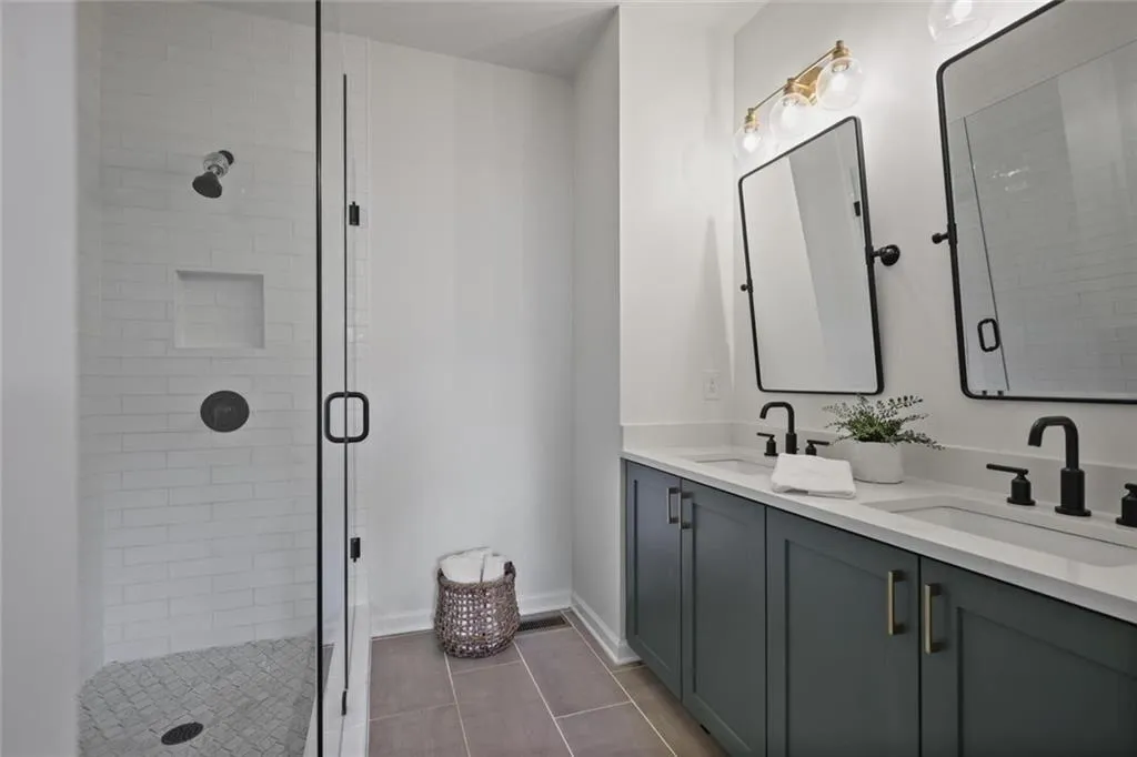 121 Chestnut Circle Ne, Atlanta, Georgia 30342, 2 Bedrooms Bedrooms, ,2 BathroomsBathrooms,Residential,For Sale,121 Chestnut Circle Ne,7663696