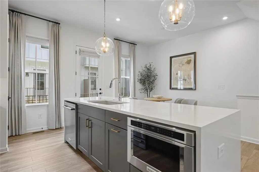 121 Chestnut Circle Ne, Atlanta, Georgia 30342, 2 Bedrooms Bedrooms, ,2 BathroomsBathrooms,Residential,For Sale,121 Chestnut Circle Ne,7663696