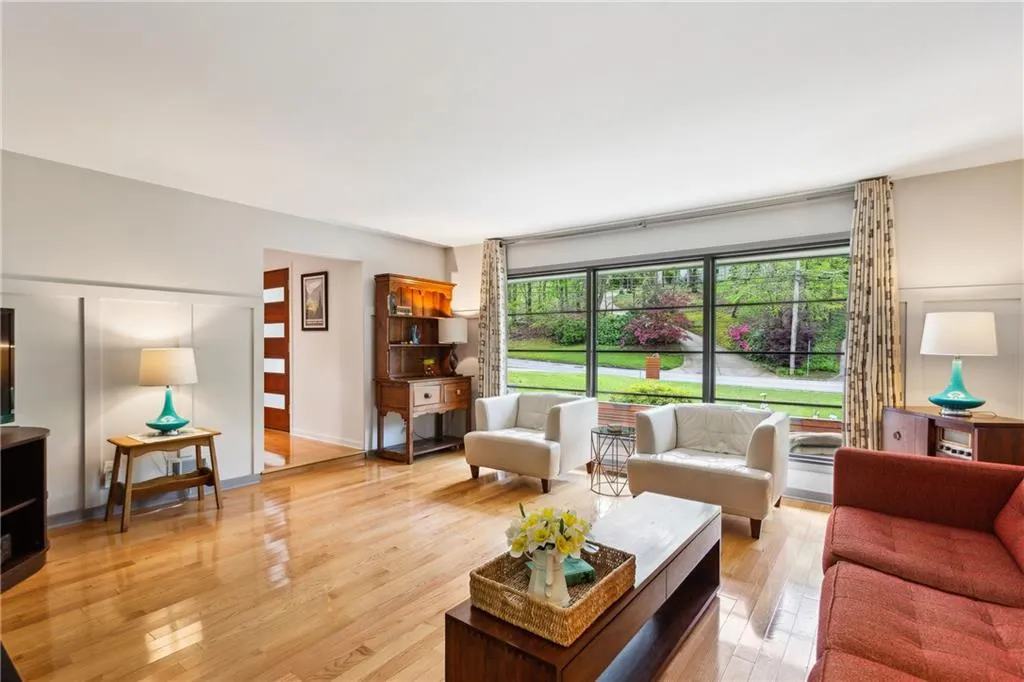 240 W Spalding Drive, Sandy Springs, Georgia 30328, 3 Bedrooms Bedrooms, ,2 BathroomsBathrooms,Residential,Sold,240 W Spalding Drive,7550441