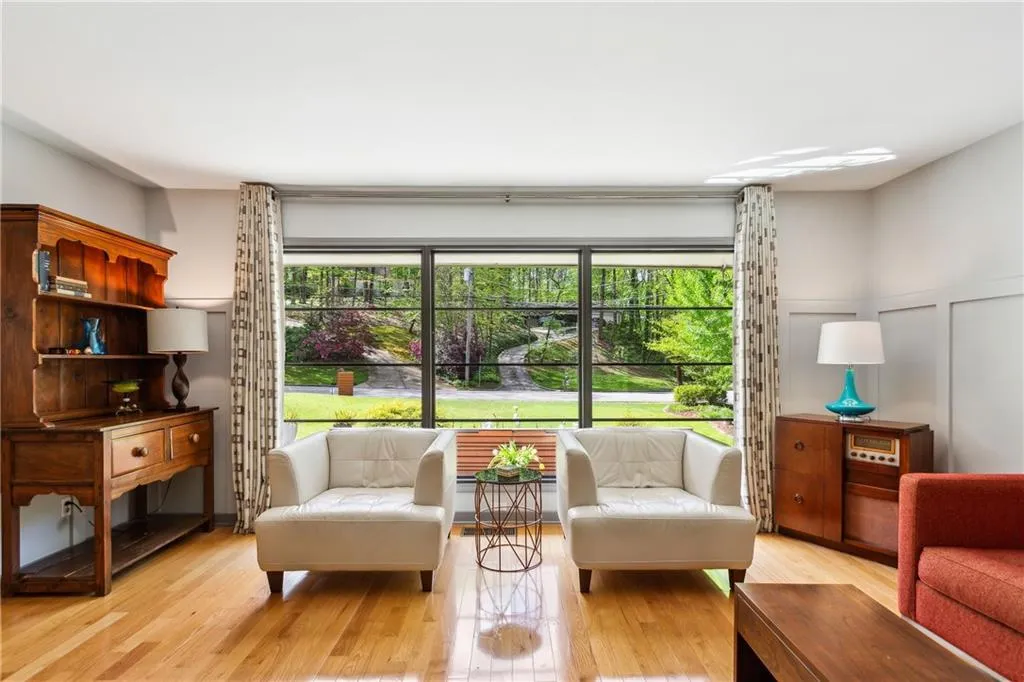 240 W Spalding Drive, Sandy Springs, Georgia 30328, 3 Bedrooms Bedrooms, ,2 BathroomsBathrooms,Residential,Sold,240 W Spalding Drive,7550441