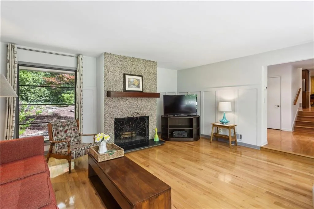 240 W Spalding Drive, Sandy Springs, Georgia 30328, 3 Bedrooms Bedrooms, ,2 BathroomsBathrooms,Residential,Sold,240 W Spalding Drive,7550441