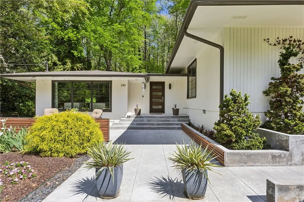 240 W Spalding Drive, Sandy Springs, Georgia 30328, 3 Bedrooms Bedrooms, ,2 BathroomsBathrooms,Residential,Sold,240 W Spalding Drive,7550441