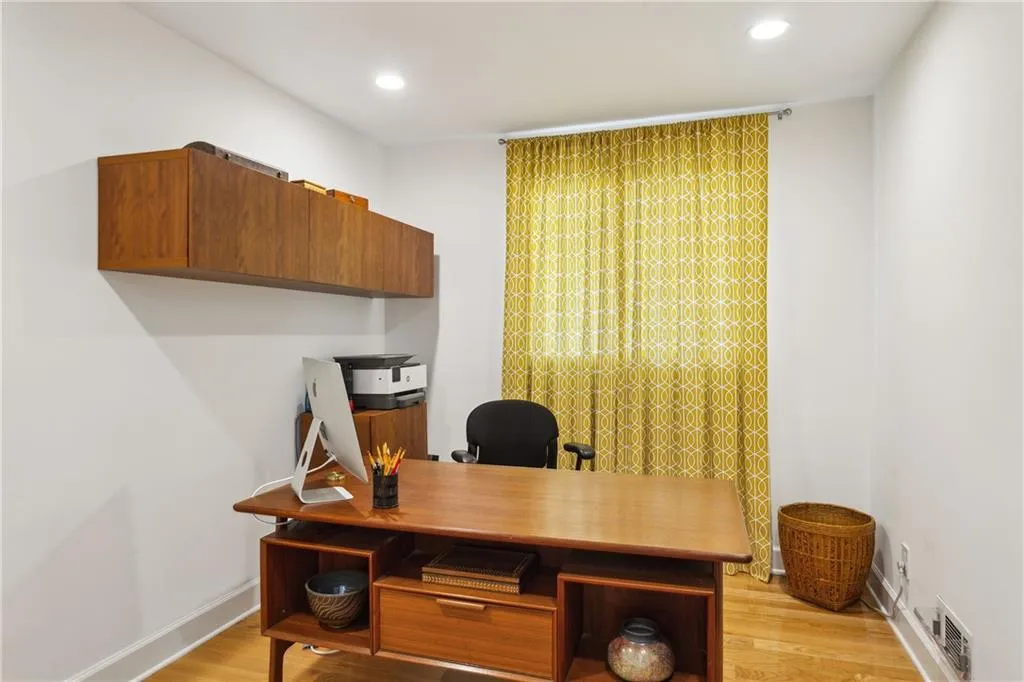 240 W Spalding Drive, Sandy Springs, Georgia 30328, 3 Bedrooms Bedrooms, ,2 BathroomsBathrooms,Residential,Sold,240 W Spalding Drive,7550441