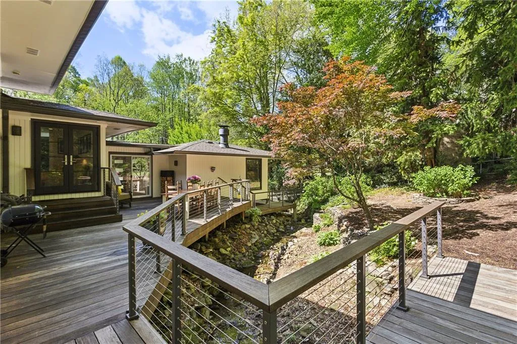 240 W Spalding Drive, Sandy Springs, Georgia 30328, 3 Bedrooms Bedrooms, ,2 BathroomsBathrooms,Residential,Sold,240 W Spalding Drive,7550441