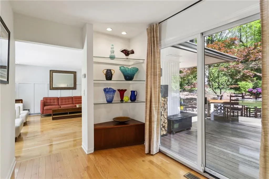 240 W Spalding Drive, Sandy Springs, Georgia 30328, 3 Bedrooms Bedrooms, ,2 BathroomsBathrooms,Residential,Sold,240 W Spalding Drive,7550441