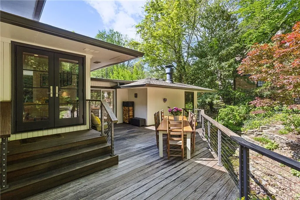 240 W Spalding Drive, Sandy Springs, Georgia 30328, 3 Bedrooms Bedrooms, ,2 BathroomsBathrooms,Residential,Sold,240 W Spalding Drive,7550441