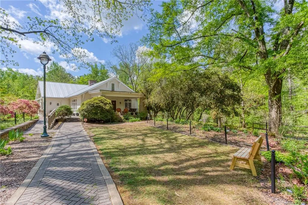 240 W Spalding Drive, Sandy Springs, Georgia 30328, 3 Bedrooms Bedrooms, ,2 BathroomsBathrooms,Residential,Sold,240 W Spalding Drive,7550441