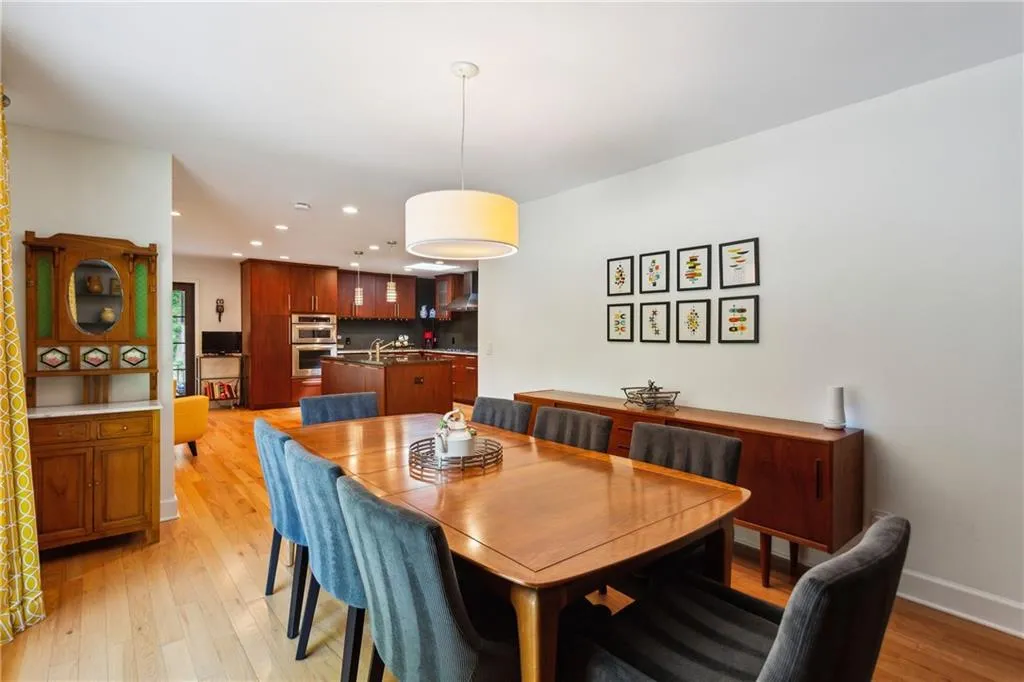 240 W Spalding Drive, Sandy Springs, Georgia 30328, 3 Bedrooms Bedrooms, ,2 BathroomsBathrooms,Residential,Sold,240 W Spalding Drive,7550441