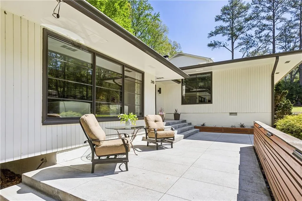 240 W Spalding Drive, Sandy Springs, Georgia 30328, 3 Bedrooms Bedrooms, ,2 BathroomsBathrooms,Residential,Sold,240 W Spalding Drive,7550441