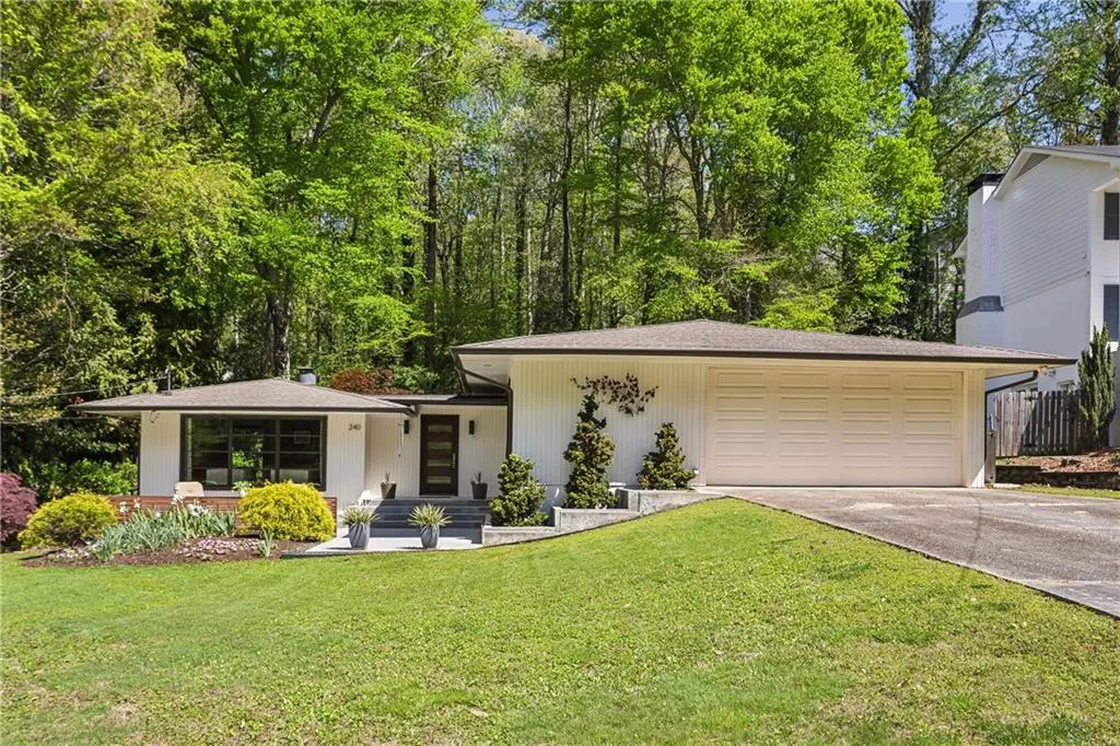 240 W Spalding Drive, Sandy Springs, Georgia 30328, 3 Bedrooms Bedrooms, ,2 BathroomsBathrooms,Residential,Sold,240 W Spalding Drive,7550441