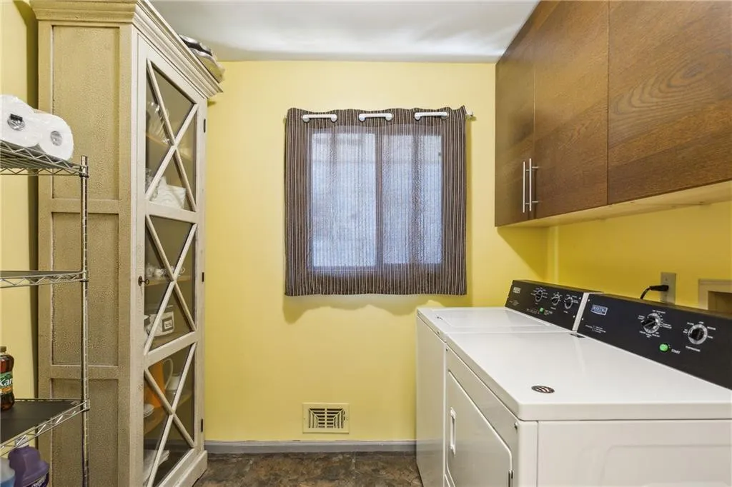 240 W Spalding Drive, Sandy Springs, Georgia 30328, 3 Bedrooms Bedrooms, ,2 BathroomsBathrooms,Residential,Sold,240 W Spalding Drive,7550441