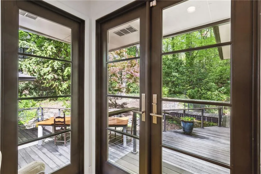 240 W Spalding Drive, Sandy Springs, Georgia 30328, 3 Bedrooms Bedrooms, ,2 BathroomsBathrooms,Residential,Sold,240 W Spalding Drive,7550441