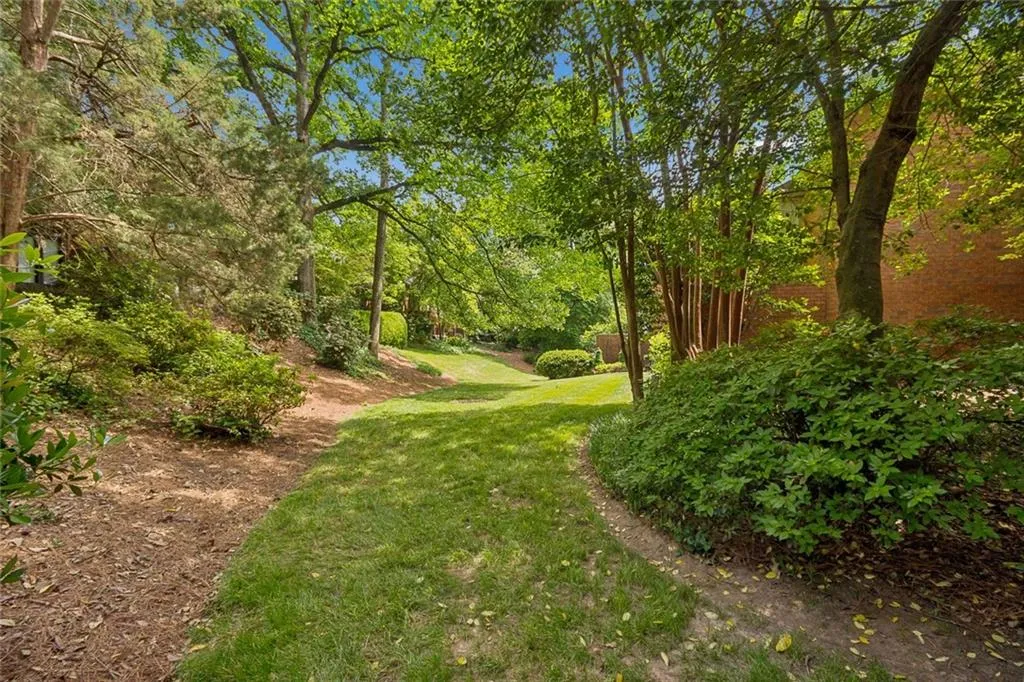 8 Willow Glen Ne, Atlanta, Georgia 30342, 3 Bedrooms Bedrooms, ,2 BathroomsBathrooms,Residential,For Sale,8 Willow Glen Ne,7763421