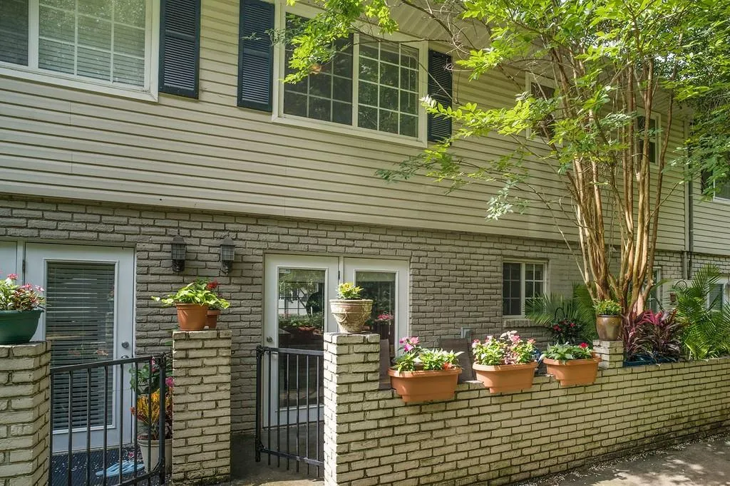 6940 Roswell Road Unit 15d, Atlanta, Georgia 30328, 2 Bedrooms Bedrooms, ,1 BathroomBathrooms,Residential,Sold,6940 Roswell Road Unit 15d,6739387
